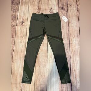 NWT Free People Movement Mid-Rise
Tap Back Leggings